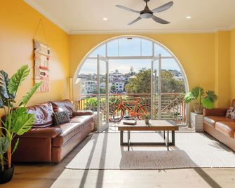 Mad Monkey Hostel Coogee Beach - Sydney - Living room
