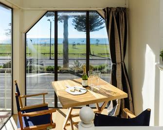 Marine Parade Magic - Napier Holiday Home - Napier - Restaurant