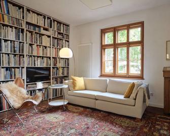 Landhaus am See in the Uckermark for groups up to 14 people - Gerswalde - Sala de estar