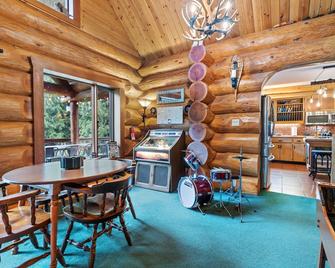 A Log House in a Private Forest with Hot Tub! - Ridgefield - Dining room