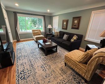 Robbinsdale Charmer - Robbinsdale - Living room
