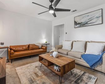 3br Stylish Home - North Little Rock - Living room