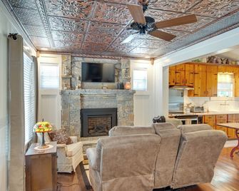 Lewisburg Home w/ City Park Views: Near Downtown! - Lewisburg - Sala de estar