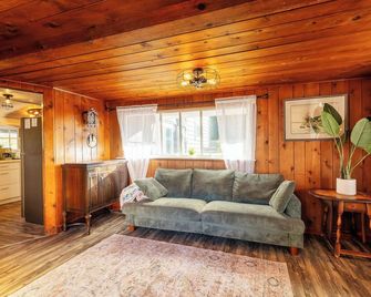 Cozy vibes, hot tub, EV charger, 1mi to beach - Westport - Living room