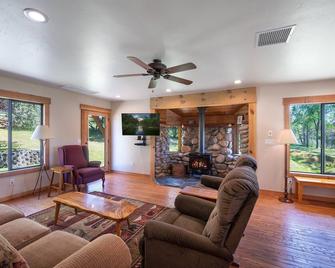 Sierra Base Camp - Oakhurst - Living room