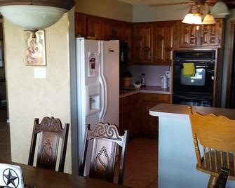 Large Waterfront - Enjoy great lake relaxation outside and fun gaming inside! - Mabank - Kitchen