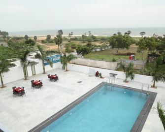 Ganesh Beach Resort - 蓬蒂切里 - 游泳池
