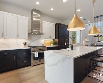 Luxurious Modernism with Private Hot Tub and Garage - Austin - Kitchen