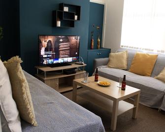Short walk to FC Liverpool. Warm and cozy house ideal for city break or business - Liverpool - Living room