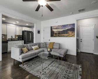 2 Story Townhome Within 30 Minutes of Everything - Midvale - Huiskamer