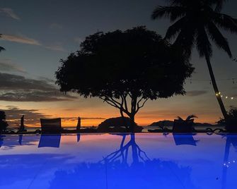 Amila Dive Beach Resort - Cauayan - Piscina