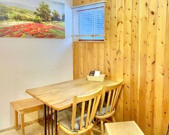 Quaint Riverside Cabin #2 - Crowsnest Pass - Dining room