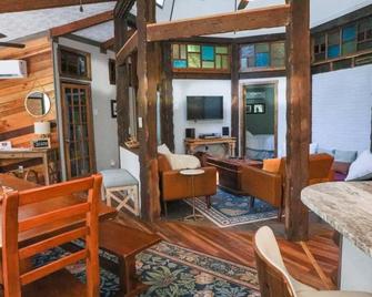 New! 8Days a Week - Octagonal home for a unique stay - Floyd - Living room