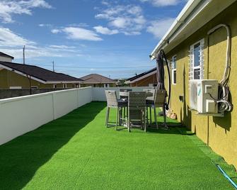 Harbour Oasis Retreat - Charming 2 Bedroom House - Old Harbour - Balcony