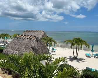 Spacious 2 Bdrm Condo, Oceanfront Complex, Heated Pool - Key Colony Beach - Beach