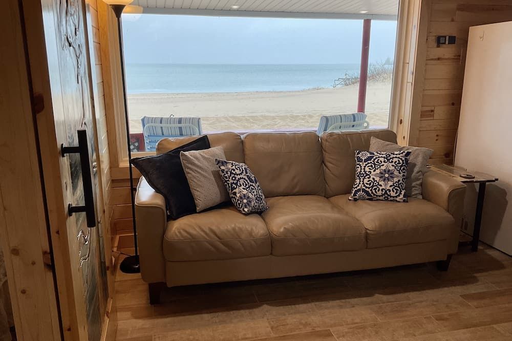 Tequila Sunrise Beachfront Cottage on Lake Huron - Alpena - Huiskamer