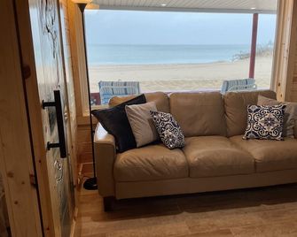 Tequila Sunrise Beachfront Cottage on Lake Huron - Alpena - Huiskamer
