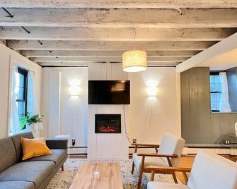 Historic house overlooking Rondout Creek - Kingston - Living room