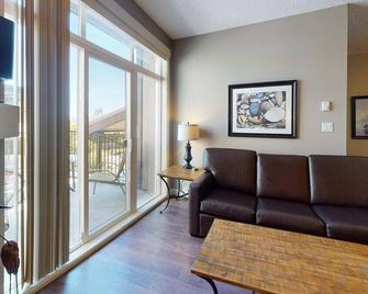 Sooke Harbour Getaway - Sooke - Living room