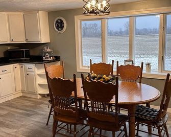 Rich's Gone-Fish-Inn - Oak Harbor - Dining room