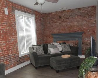 Totally renovated Tell City IN apartment with huge deck above a wine room - Tell City - Huiskamer