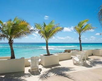 Prime Location! Onsite Pool, Free Parking, Oceanfront, Near Turtle Beach - Oistins - Pláž