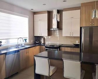 Luxury Townhouse Near Montreal - Mirabel - Cucina