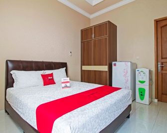 RedDoorz Syariah near Mercu Buana University - Jakarta - Bedroom
