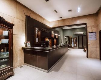 Hotel Carlos V - San Miguel de Tucumán - Front desk