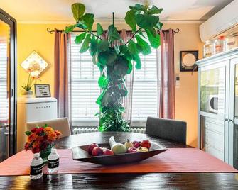 The Loriann , A Boutique Stay in a 1940's Home. New Sleep Number Bed! - Waynesboro - Eetruimte