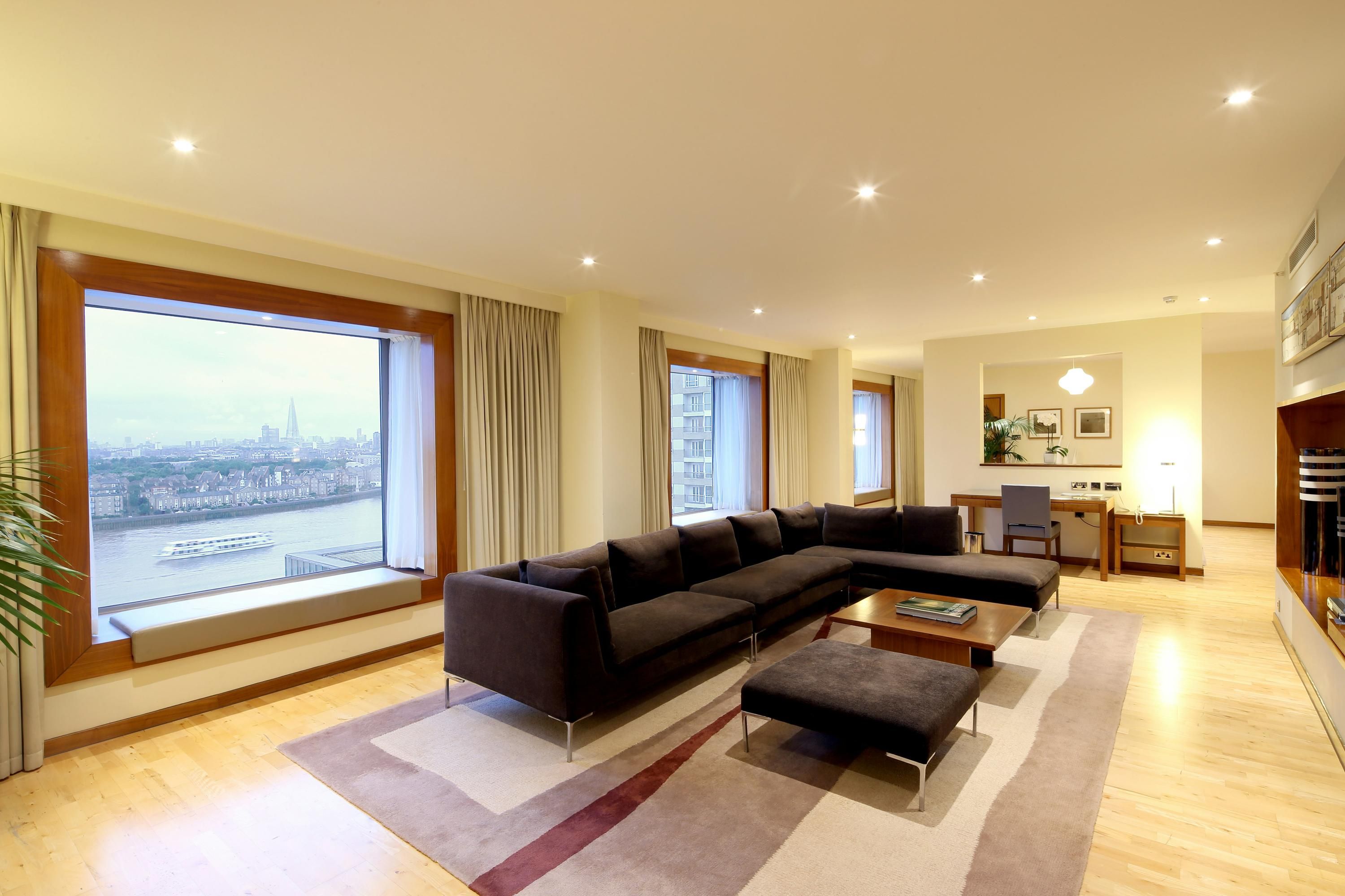 Canary Riverside Plaza Hotel