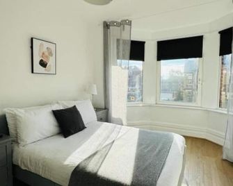 Pearl House - Delightful 3-4 Bedroom Coastal Getaway - Gorleston-on-Sea - Bedroom