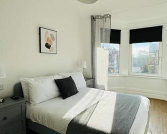 Pearl House - Delightful 3-4 Bedroom Coastal Getaway - Gorleston-on-Sea - Habitación