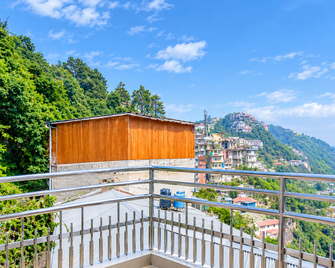 Goroomgo Naina Homestay Mussoorie - 穆索 - 陽台