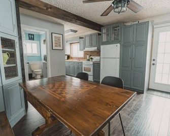 Erie Breeze Cottage, right on Lake Erie, EPIC wine route! - Essex - Dining room