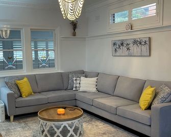 Seaside Village Cottage Charm - Shellharbour - Sala de estar