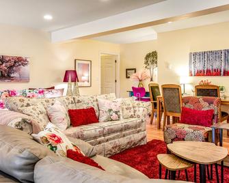 Cedars Hideaway - Stanwood - Living room