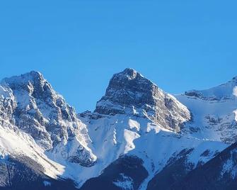 Spacious Condo Unit Nestled on Three Sisters Mountainside - Canmore