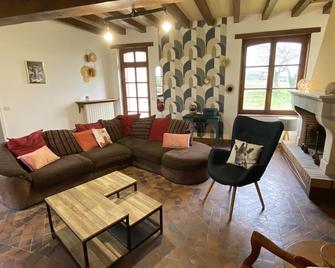 Maisons de Campagne à Dollon de 290m2 Toute Équipée Avec Billard et Jacuzzi - Dollon - Sala de estar