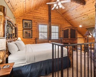 Spacious, Luxury 2br+loft Cabin With Fireplace & Balcony - Close To Entertainment! - Branson - Bedroom