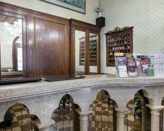 Hotel Torino - Venice - Front desk