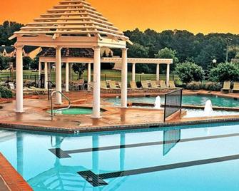 1 Bdrm~ Busch Gardens 8 Miles~ Indoor/Outdoor Pools~playground~tennis~hiking - Williamsburg - Pool