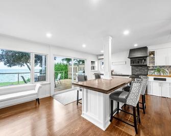 Redwood Retreat Waterfront Cottage By Simcoe With Hot Tub And Sauna - Orillia - Dining room