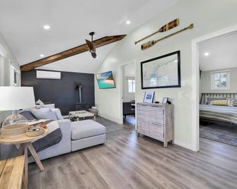 Cozy Beach Cottage with Sauna & Spacious Backyard just 5mins from the Beach - Long Point - Bedroom