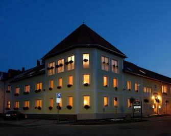 Hotel Korona Wellness, Rendezvény és Borszálloda - אגר - בניין