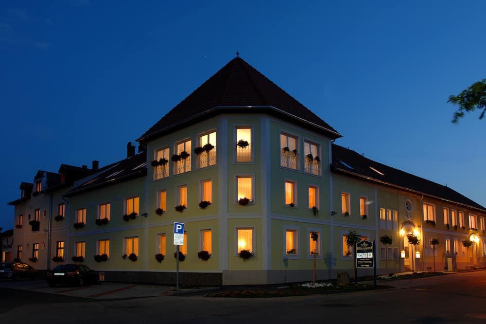 Hotel Korona Eger - אגר - בניין