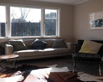 Spacious 2BR Home in Avondale - Auckland - Salon