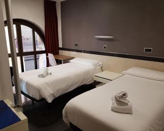 Hostal Levante - Barcelona - Bedroom