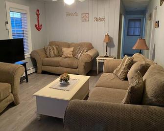 3BR Vacation House w/Private Beach across the street - Westerly - Living room