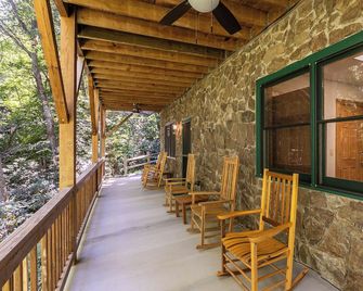 Skylark - Cozy Log Cabin with 3 bedrooms and hot tub- - Banner Elk - Balkón